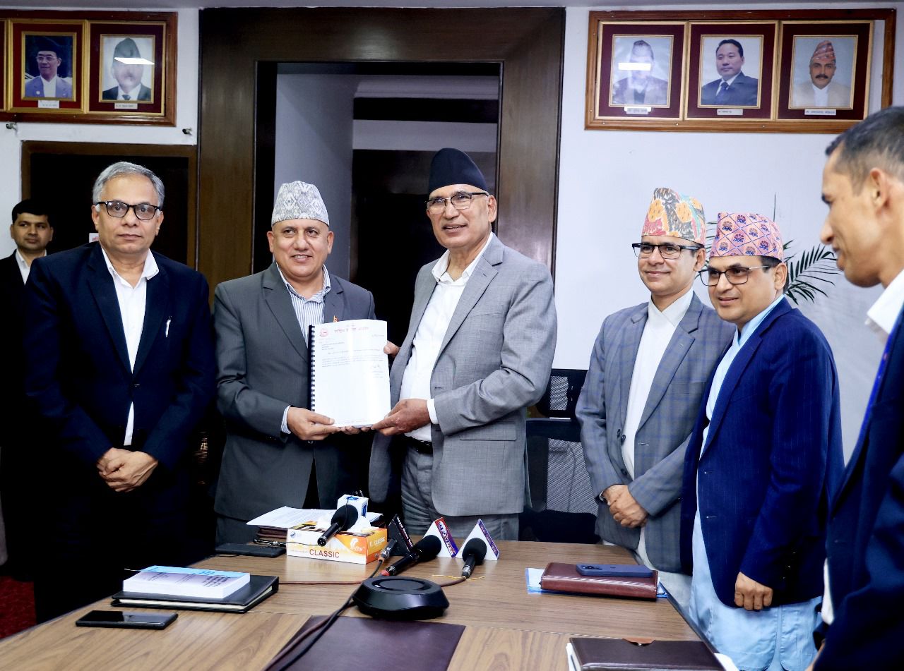 माननीय उपप्रधानमन्त्री तथा अर्थमन्त्रीज्यू समक्ष आगामी आर्थिक वर्ष २०८२/८३ को प्रस्तावित बजेट तथा कार्यक्रमको नीतिगत तथा कार्यक्रमगत छलफल प्रतिवेदन हस्तान्तरण कार्यक्रम